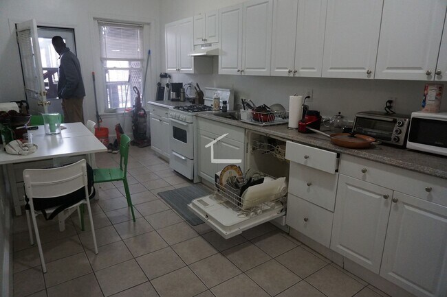 Building Photo - Large 2 bed unit on the Green Line with heat and water included!