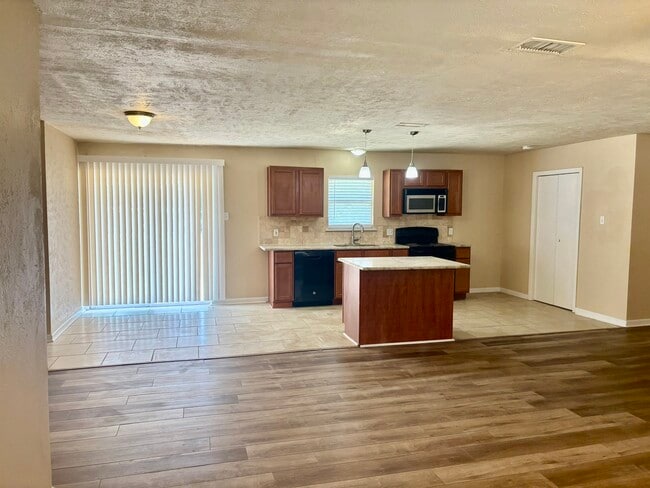 Building Photo - 474 Sweetbriar Dr