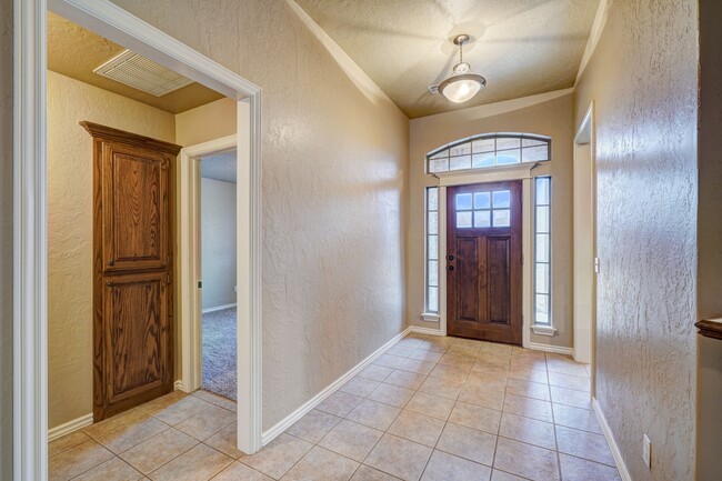 Foto del edificio - 1042 Hidden Oaks Way