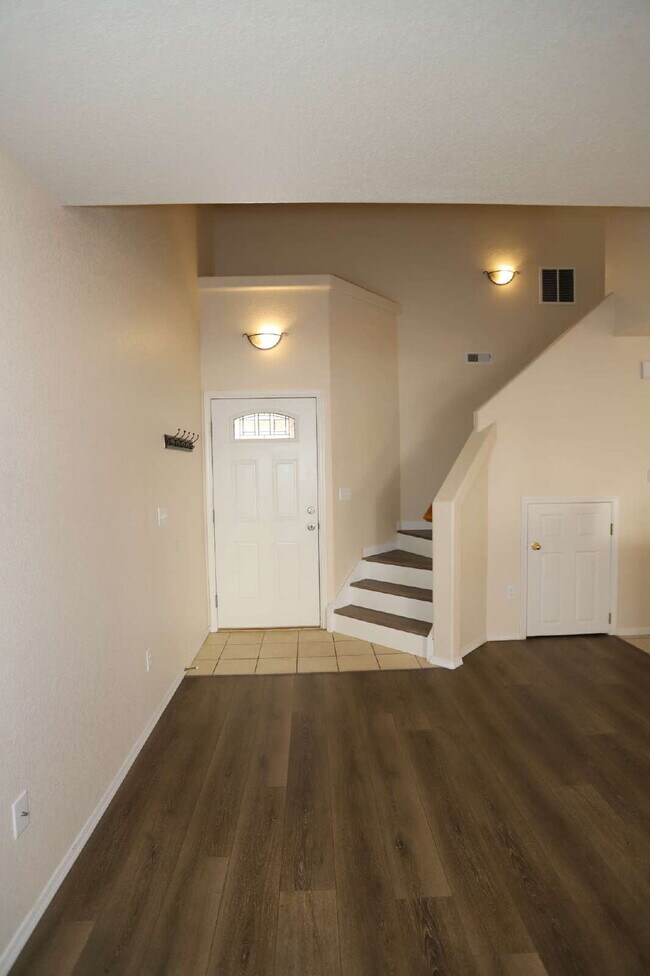 Foto del edificio - Welcome Home: A Stylish, Sun-Filled Townhouse You’ll Love!”