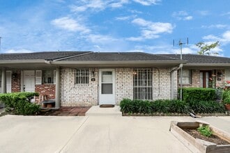 Building Photo - 44 W Tri Oaks Ln