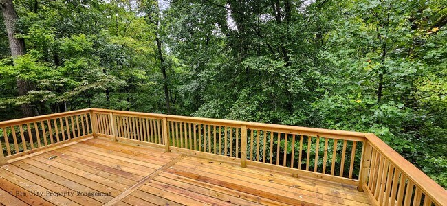 Building Photo - Newly Renovated 4-Bedroom Retreat on 12 Se...