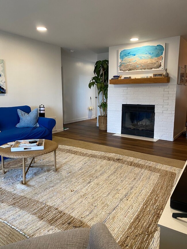Building Photo - Coveted Kimberling Shores Condo