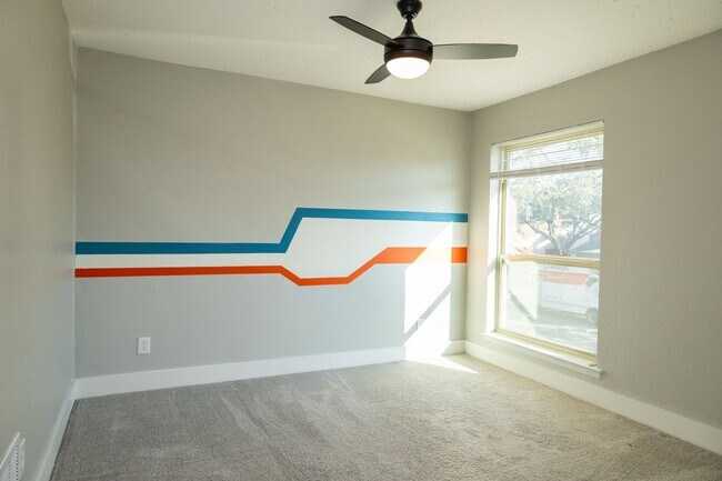 Building Photo - Spacious 4BR Townhome in Dallas