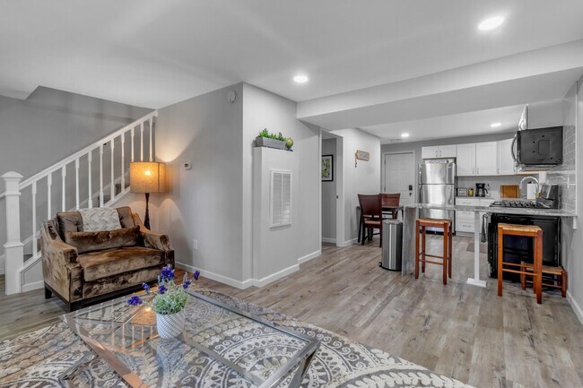 Building Photo - 196 Maple St