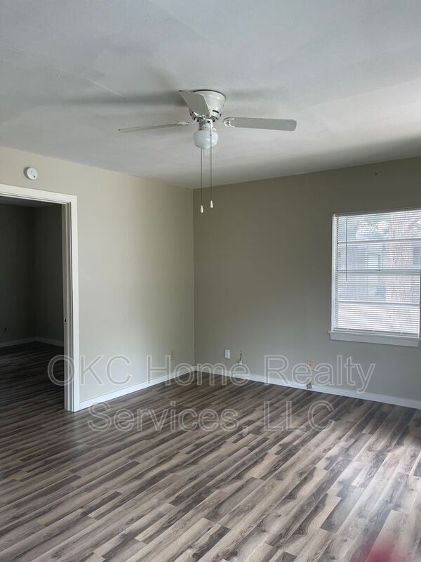 Building Photo - 112 W Beech St