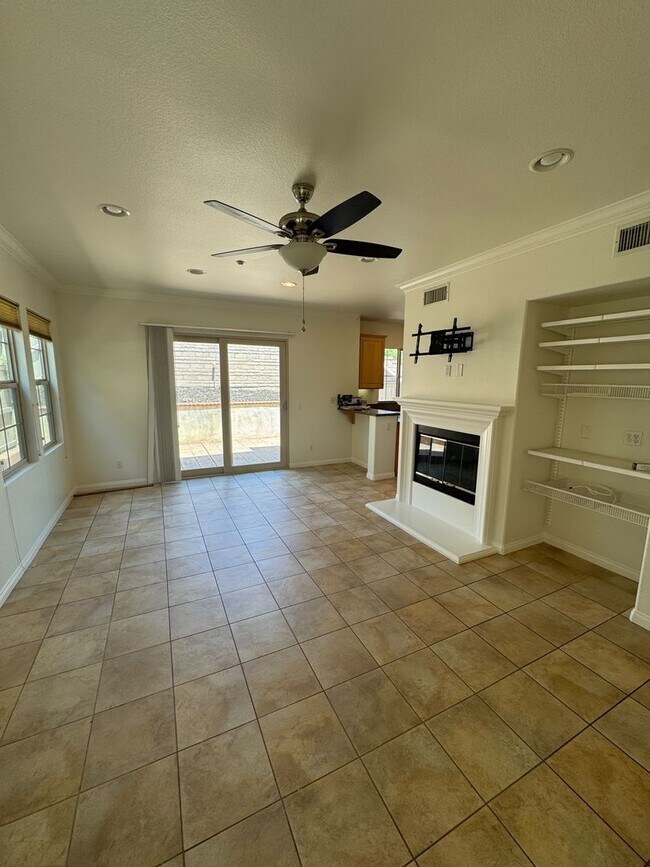 Foto del edificio - Beautiful Mission Valley Townhome in Escal...