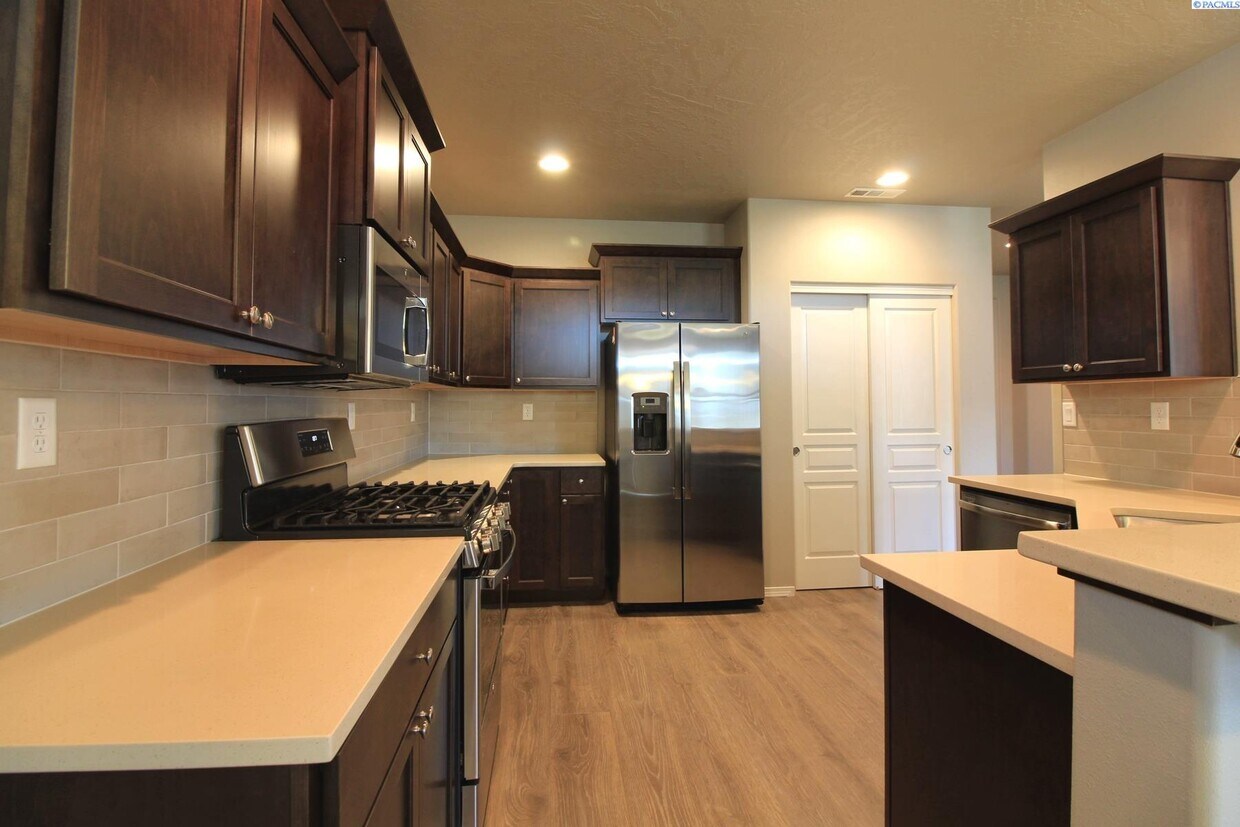 Foto principal - 3 Bed/2 Bath West Pasco Rambler