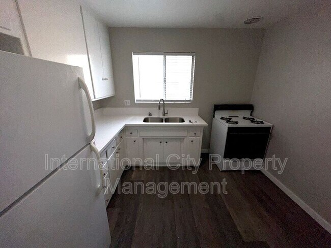 Building Photo - 5350 E La Pasada St