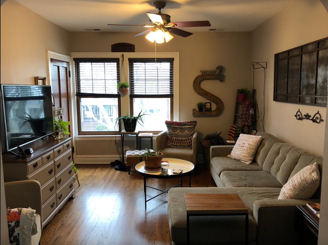 Livingroom - 3422 N Tripp Ave