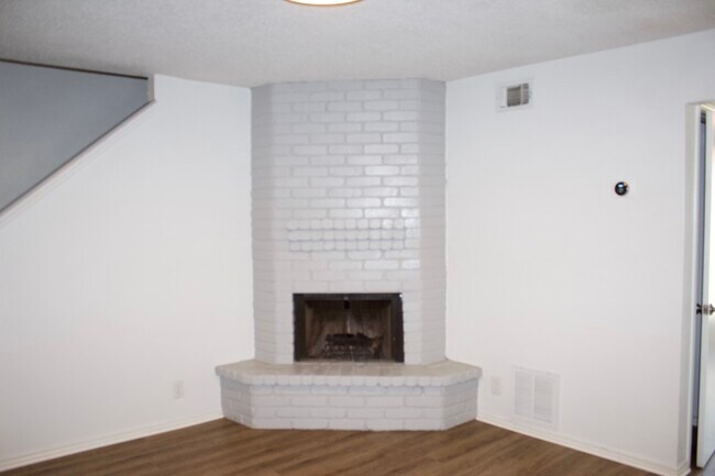 Building Photo - 4949 Hamilton Wolfe Rd