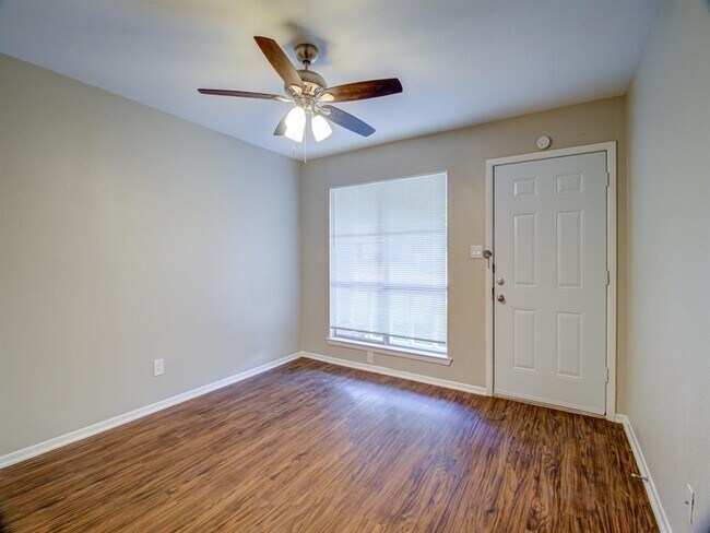 Building Photo - 404 Brockett St
