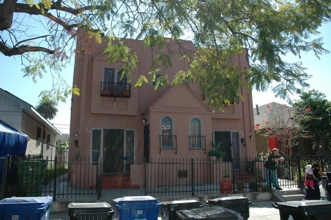 Foto del edificio - 3740 Maple Ave