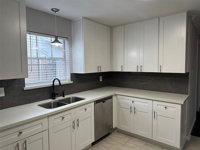 Foto del edificio - 11610 Cypresswood Dr
