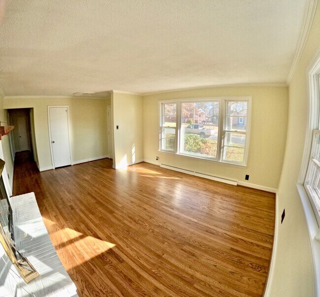 Foto del edificio - Beautiful 3 Bed 2 Bath Home Located In Greensboro