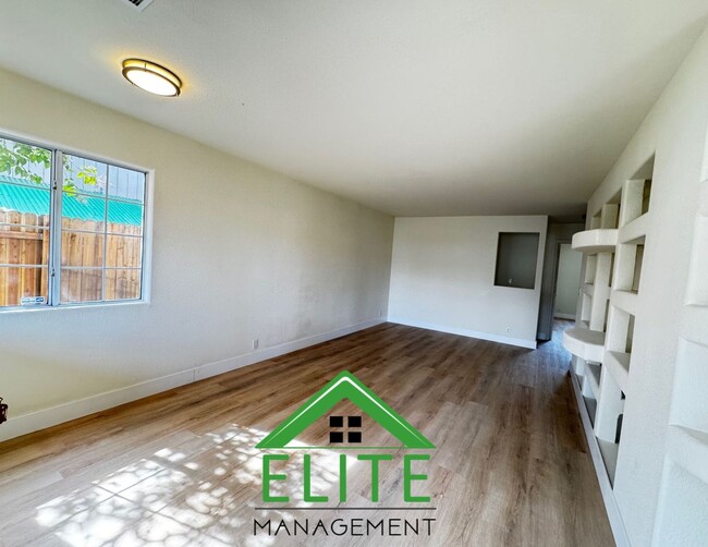 Building Photo - **For Rent: Beautifully Remodeled 3-Bedroo...