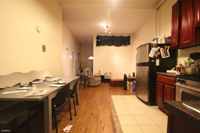 Building Photo - 132 Melrose St