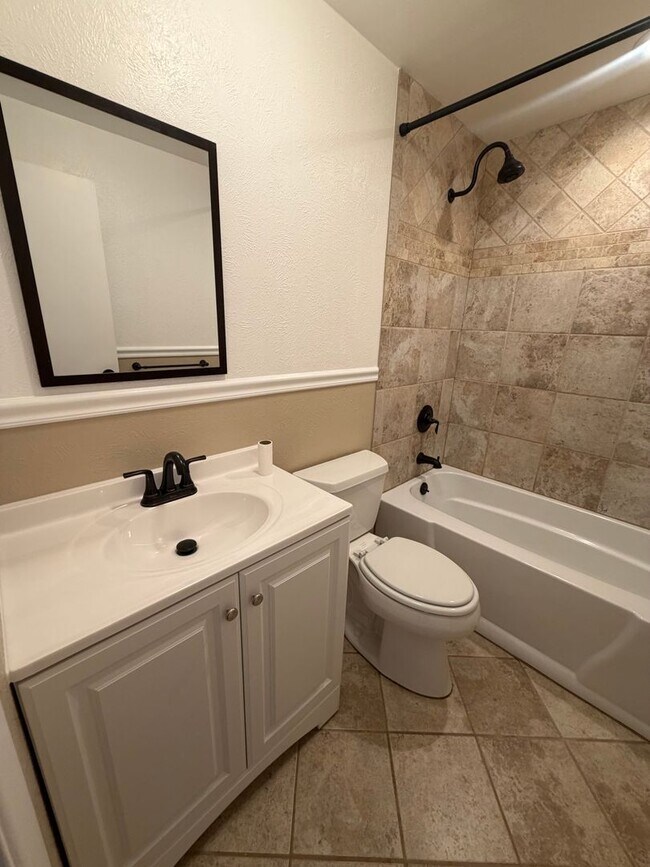 Building Photo - 2 Bedroom 1 Bath Townhome - Lakewood!