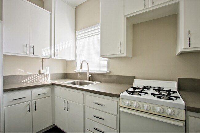 kitchen - 333 N Swarthmore Ave