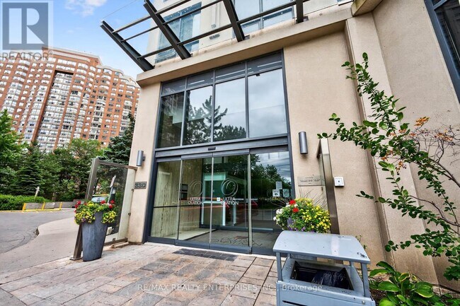 Photo du bâtiment - 330-2330 Burnhamthorpe Rd W