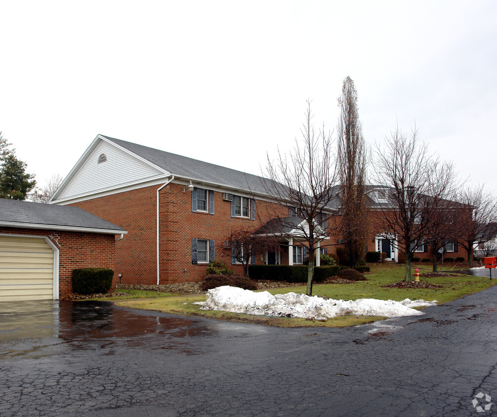 Foto del edificio - 1010-1100 W Western Reserve Rd