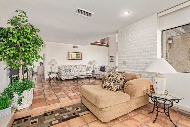 Foto del edificio - RESORT Style FULLY-FURNISHED Condo in Paradise Valley - 4 bedroom / 2.5 bath