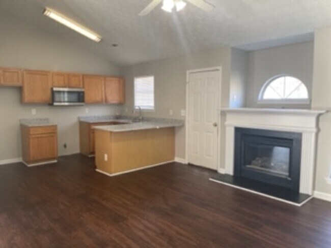 Building Photo - 401 Edgewood Dr