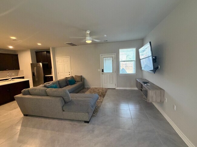 Foto del edificio - Room in Single Family Home on Clayton Creek Ave