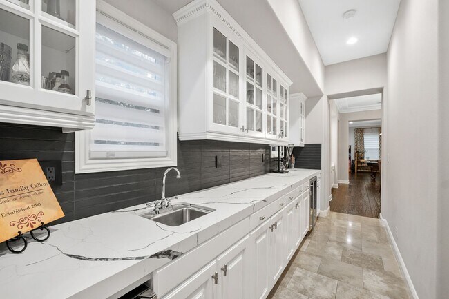 Foto del edificio - 1 Running Brook Dr