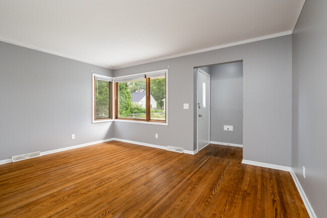 Main Entrance / LIving Room - 5312 Hiawatha Ln