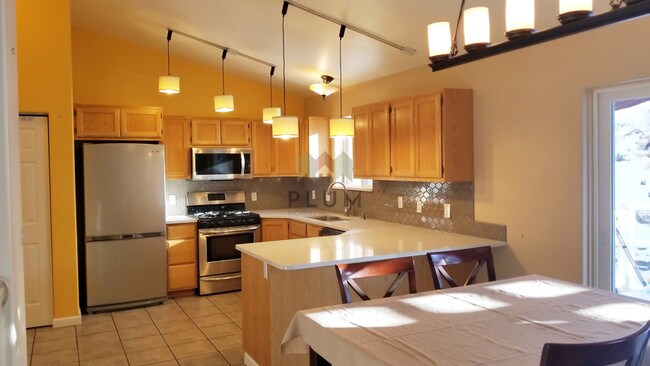 Building Photo - 2621 Highwood Dr