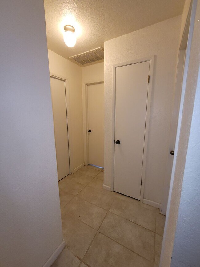 Foto del edificio - REDUCED! Spacious Home Available Now!!