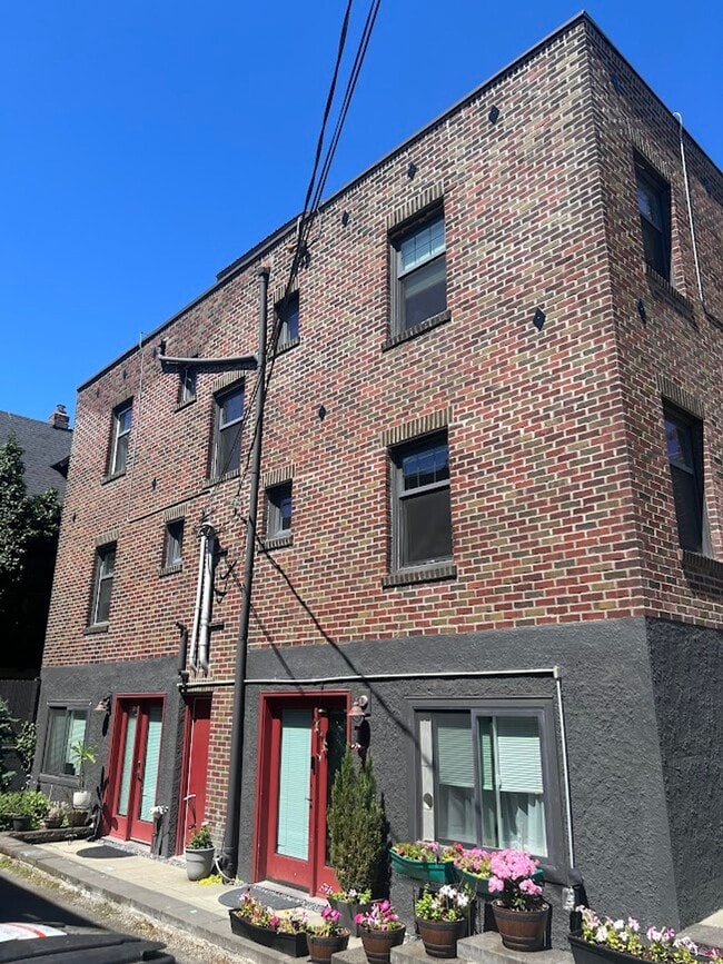 Building Photo - 571 Valley St