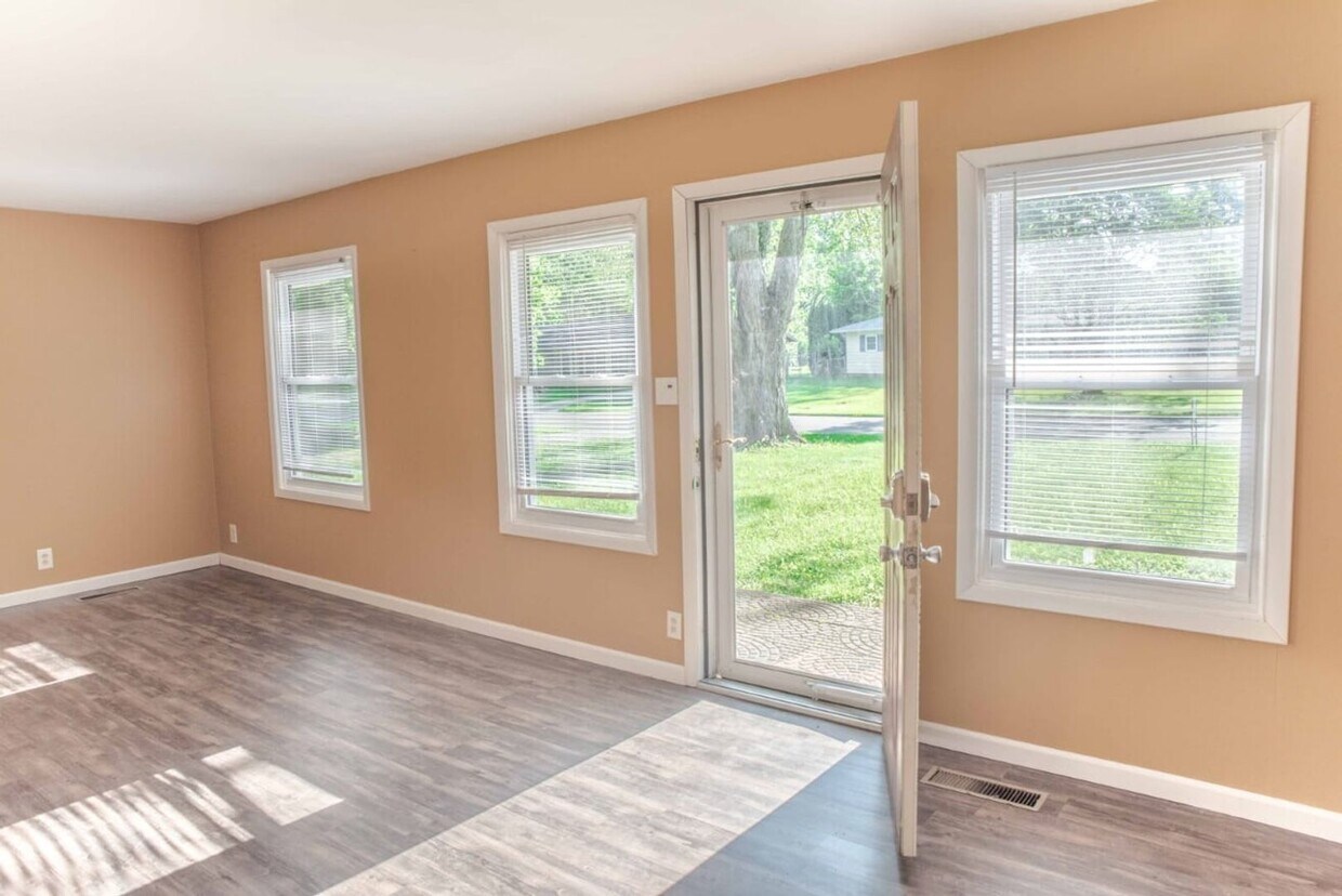 Foto principal - PRELEASING for AUGUST! In-Unit Washer and ...