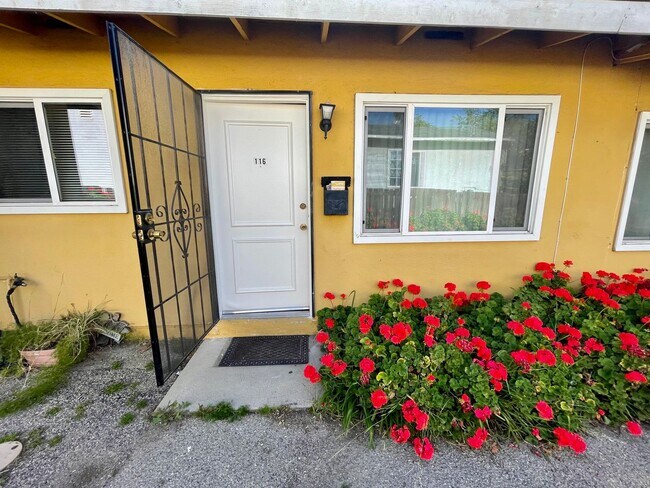 Building Photo - $500 OFF 1ST MONTHS RENT!!! 1 Bedroom 1 Ba...