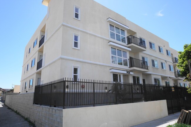 Foto del edificio - 9126 Langdon Ave