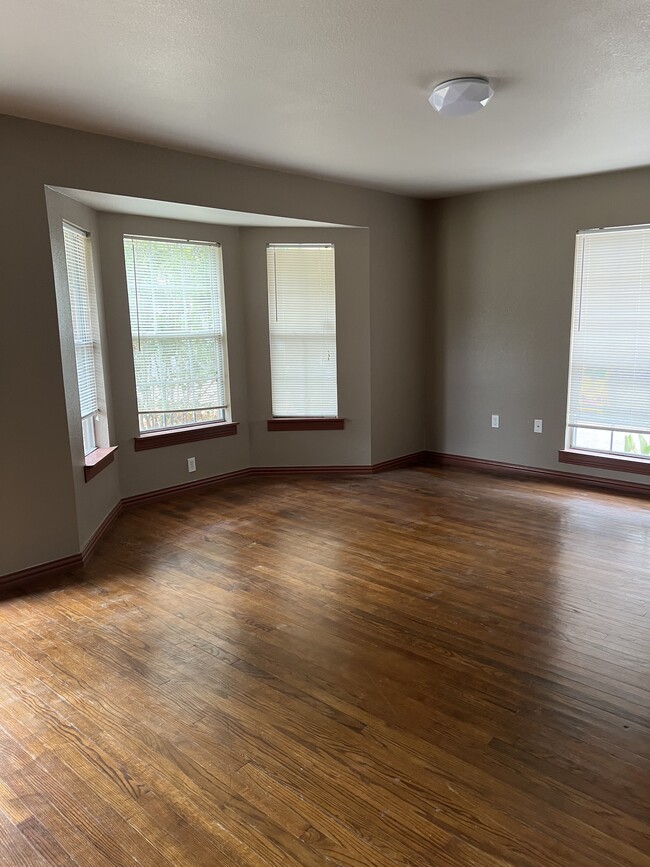 Building Photo - 3718 Seguin Dr