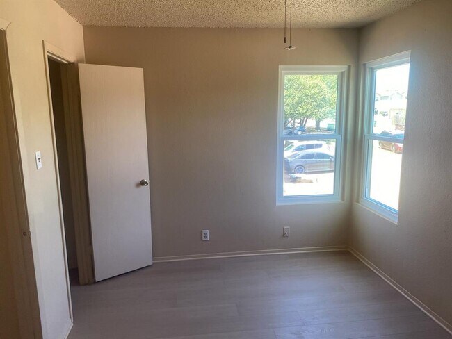 Foto del edificio - 503 Cypress Ln