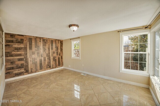 Building Photo - 1418 S 14th Ave