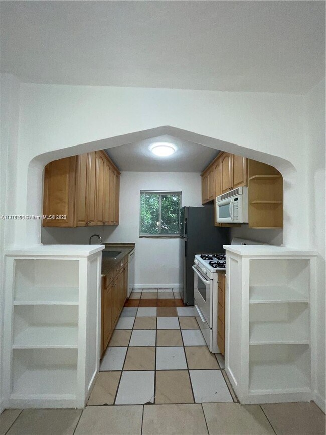 Building Photo - 550 NE 63rd St