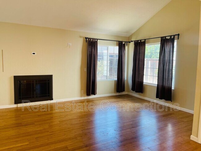 Foto del edificio - 5315 Birch Grove Dr