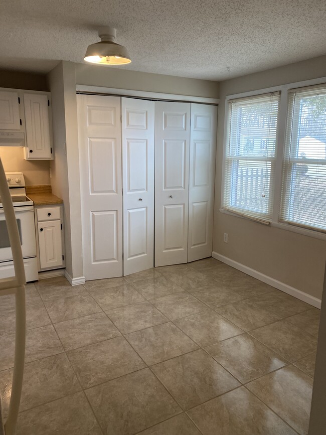Building Photo - 7942 Clovertree Ct