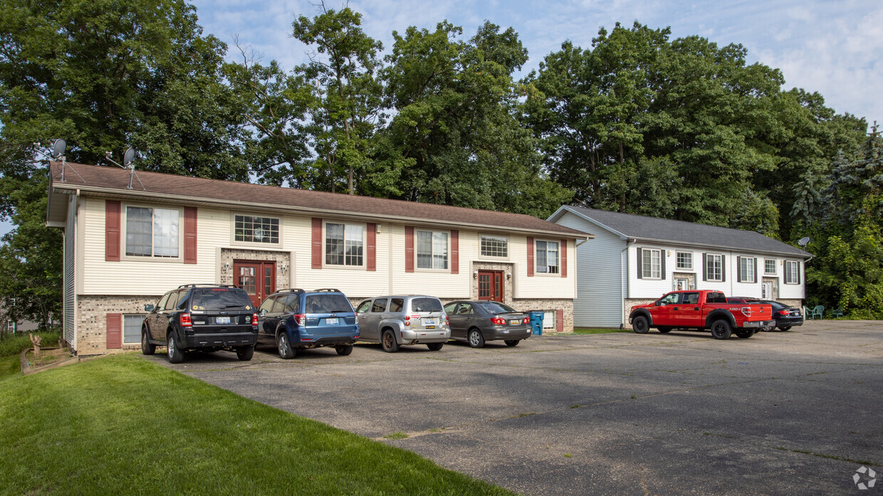Foto del edificio - 3 Duplexes on Jack Pine Way