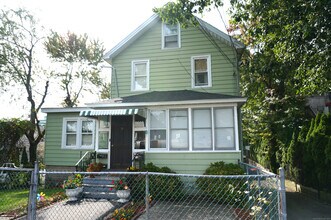 Building Photo - 19 Ferris Ave