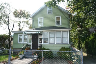 Building Photo - 19 Ferris Ave