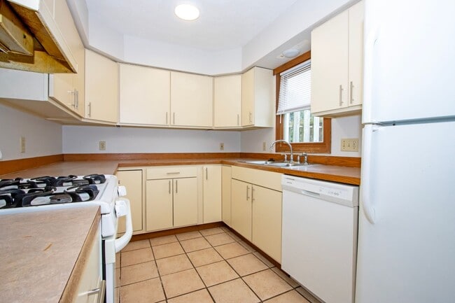 Building Photo - Three Bedroom Duplex