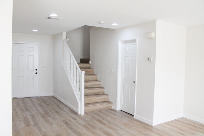Foto del edificio - Gorgeous 4Bed/2.5Bath/2Car home located in North Las Vegas Raven Hill gated community!
