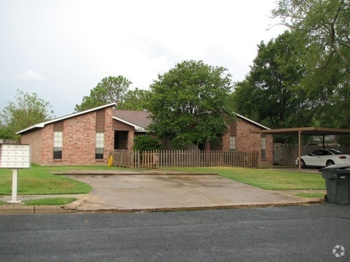 Building Photo - 2304 West Creek