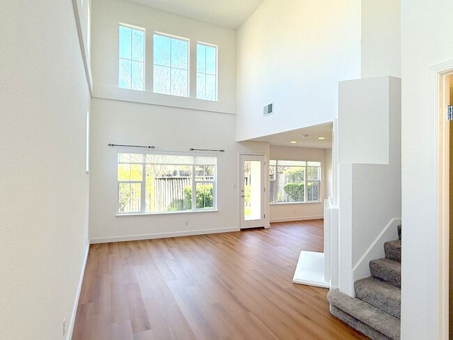 Building Photo - BEAUTIFUL BRIDGES END TOWNHSE, NEAR PARKS, GOLF COURSE, COYOTE CREEK ELEMENTARY !