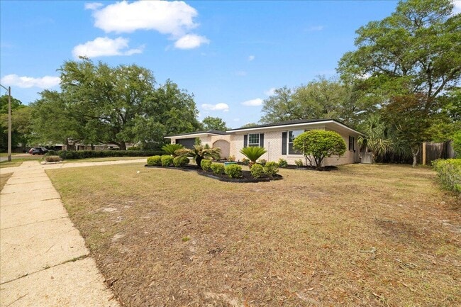 Building Photo - 403 Cheyenne Cir